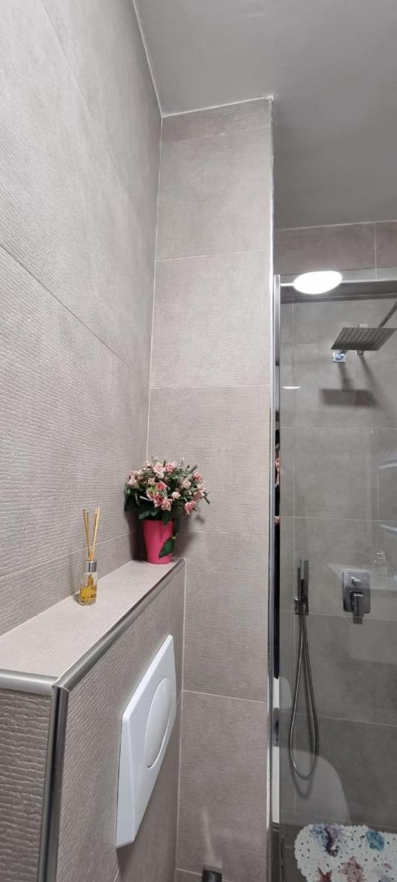 Bora Home Albania Me Vetsherbim 24 Ore Prane Liqenit Tirana Quarto foto